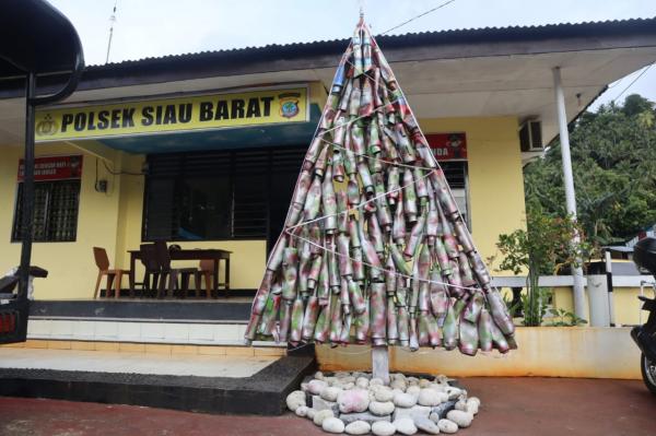 Polisi Kreatif, ‘Sulap’ Knalpot Bising Sitaan Jadi Pohon Natal