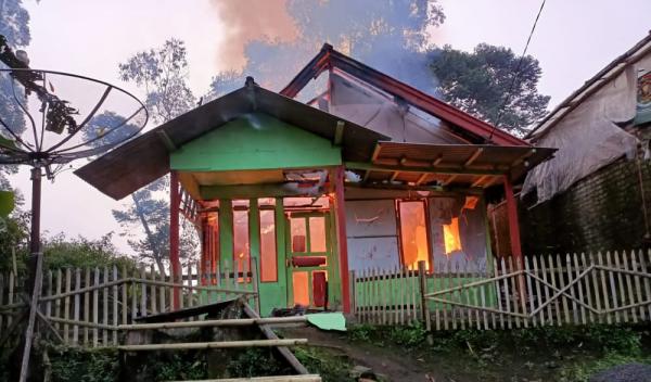 Satu Rumah Semi Permanen di Cisurupan Garut Ludes Terbakar si Jago Merah