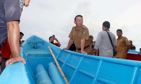 Pemkab Beltim Berikan Perahu dan Alat Tangkap kepada Nelayan