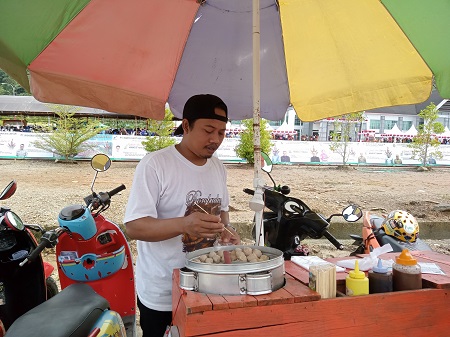 Cerita Pedagang Raup Untung 2 Kali Lipat di Perayaan Hari Jadi Meteng ke 10