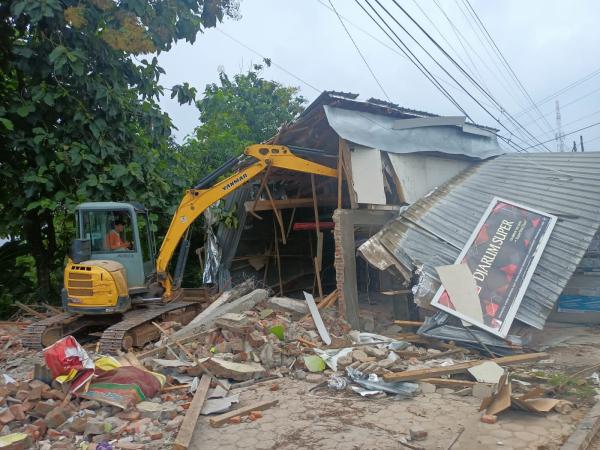 Belasan Bangunan Liar di Kecamatan Bodeh Pemalang Dirobohkan