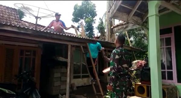 Pasca Diterjang Angin Puting Beliung, Warga Bersihkan Rumah yang Hancur secara Swadaya