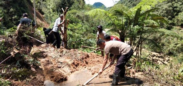 Warga Gotong Royong Bersihkan Material Longsor di Messawa Mamasa