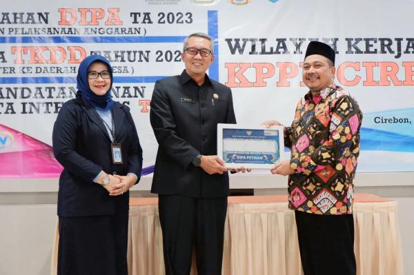 KPPN Cirebon Serahkan DIPA dan TKD Tahun Anggaran 2023 Ke Pemerintah Kota Cirebon