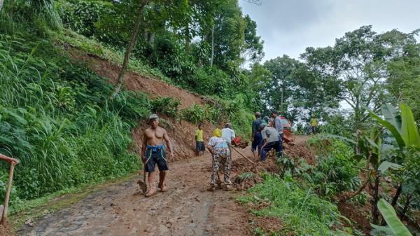 Satu Desa di Ngargoyoso Karanganyar Terisolir Akibat Akses Jalan Tertimbun Longsor