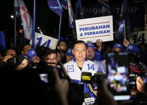 Siap Ikuti Pemilu 2024, AHY Bersama Ratusan Kader Jalan Kaki ke KPU