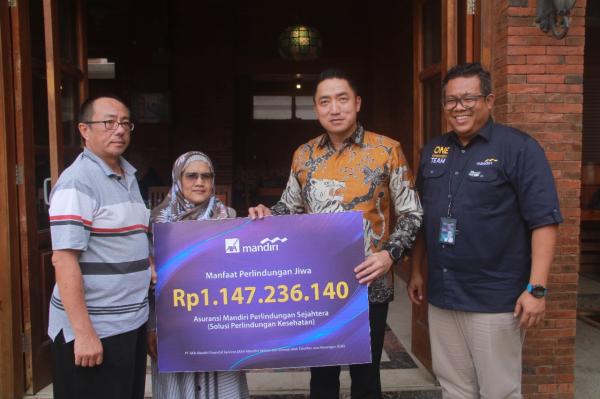 AXA Mandiri Bayarkan Klaim Nasabah Nganjuk Senilai Rp1 Miliar