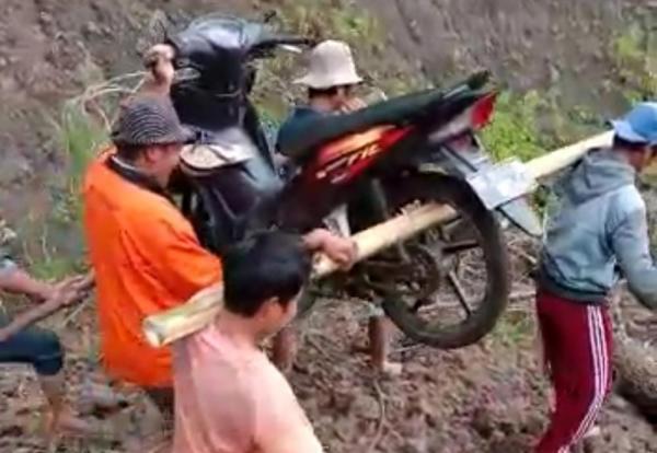 Jalan Poros di Lembang Makkodo Tana Toraja Tertimbun Longsor, Warga Terpaksa Pikul Motor