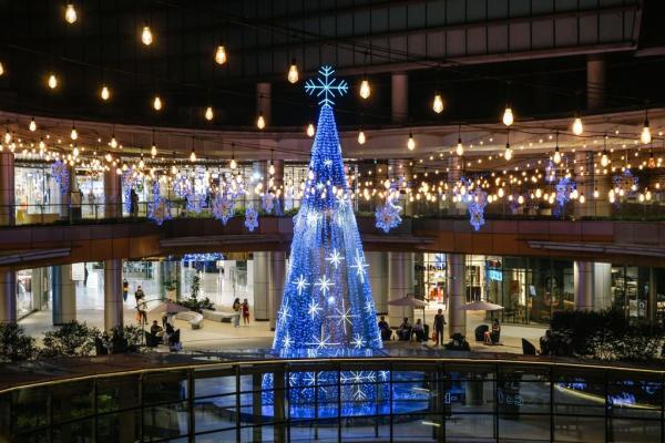 Pusat Perbelanjaan Modern Berhias Sambut Natal dan Tahun Baru