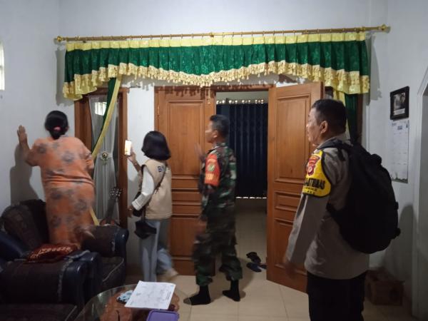 Pasca Gempa, Anggota TNI-Polri Mendampingi Petugas BNBP Data Rumah Warga Cilaku Cianjur yang Rusak
