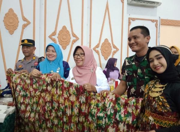 Wow! Bupati Tegal Umi Azizah Borong Kain Batik Karya Anak Disabilitas