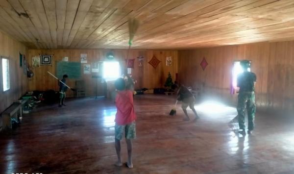 Sambut Nataru di Papua, Satgas Yonif R 303/SSM Bantu Warga Bersihkan Lingkungan Gereja