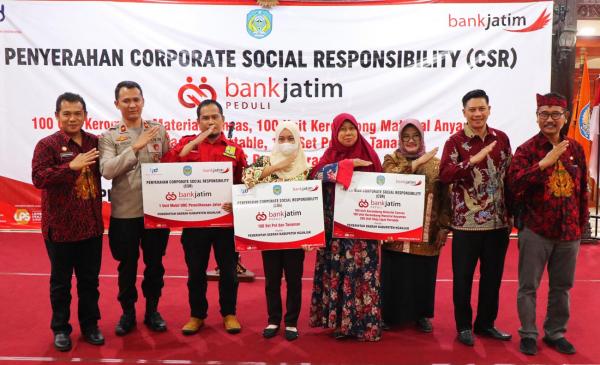 Bank Jatim Serahkan CSR Kepada Pemerintah Kota Blitar dan Pemerintah Kabupaten Nganjuk