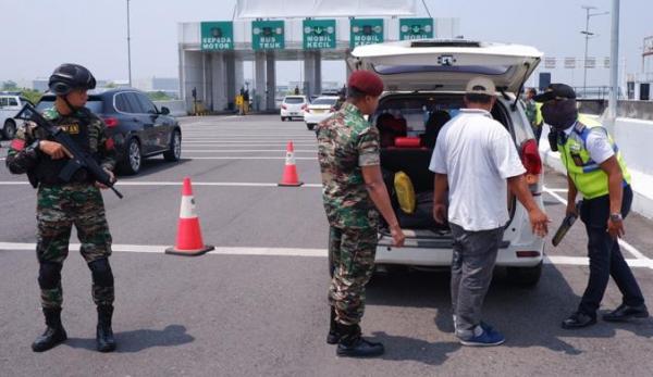 Prajurit TNI Perketat Pengamanan Akses Masuk Bandara Ahmad Yani Semarang Jelang Nataru 2023