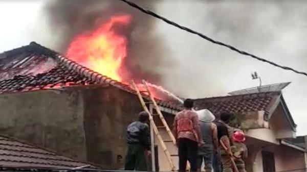 Tersambar Petir Rumah di Kebonjati Kota Sukabumi Terbakar