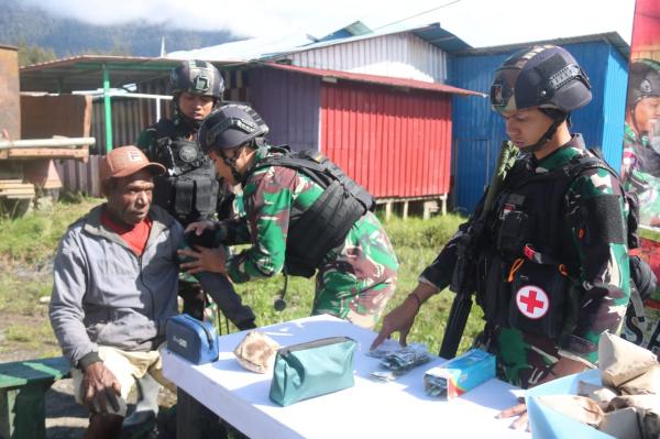 Satgas Yonif R 303 Garut Dirikan Pos Kesehatan Rutin Gratis dan Bagi-bagi Nasi Bungkus di Papua