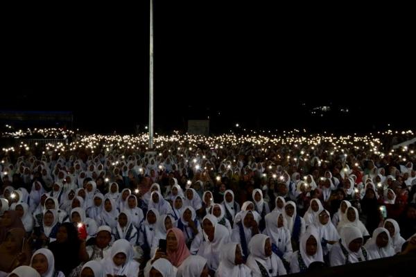 Ribuan Warga Hadiri Ceramah Ustadz Abdul Somad di Masjid Agung Nur Ala Nur