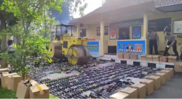 Jelang Nataru, Polres Garut Musnahkan Ribuan Miras dan Ratusan Knalpot Bising