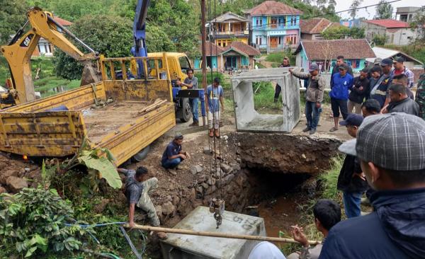 Jembatan Ciseupan di Cisurupan Amblas, Dinas PUPR Respon Cepat Lakukan Perbaikan