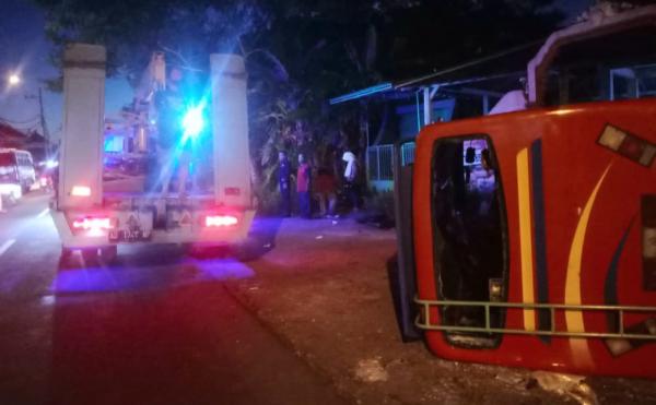 Diduga Pecah Ban, Mikrobus Rombongan Guru BA Aisyiyah Weru Sukoharjo Terguling di Jalan