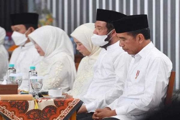 Jokowi dan Keluarga Gelar Tahlilan 1.000 Hari Meninggalnya Ibunda Tercinta  Sudjiatmi