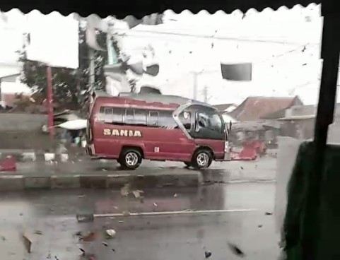 Cuaca Ekstrem Cirebon dari Pohon Tumbang, Tenda Hajatan Roboh hingga Porak-porandakan Papan Reklame