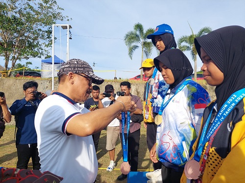 SDK Serahkan Medali Cabor Panahan Porprov Sulbar 