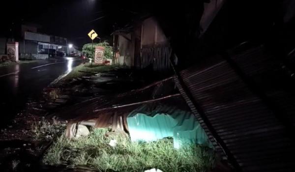 Kurir di Cirebon Tewas Tertimpa Bangunan yang Diterjang Angin Puting Beliung saat Berteduh