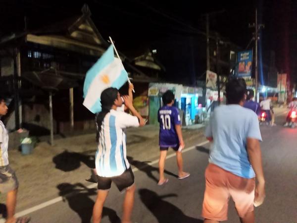 Luapkan Kegembiraan Argentina Juara Piala Dunia 2022, Para Pendukung Messi di Polman Jalan Kaki 7 Km