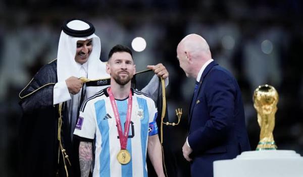 Kontroversi dan Makna Messi Gunakan Jubah Bihst di Perayaan Kemenangan Argentina