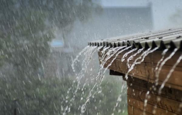 Hujan Disertai Angin Kencang Terjang Karawang, Ratusan Rumah Rusak dan Satu Orang Tewas