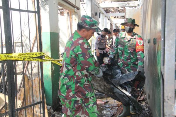 Babinsa Kodim 0612 Tasikmalaya Dikerahkan Bantu Bersihkan Puing-Puing Sisa Kebakaran Pasar Ciawi