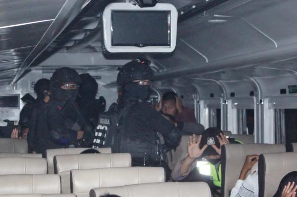 Pasukan Elit Brimob Lumpuhkan Kawanan Teror di Stasiun Poncol Semarang 