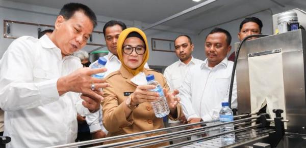 Walikota Susanti Apresiasi Inovasi Perumda Tirtauli  Pematang Siantar Produksi Air Minum Kemasan