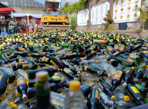 Cipta Kondisi Jelang Nataru 2023, Ribuan Botol Miras Dimusnahkan di Kota Cirebon