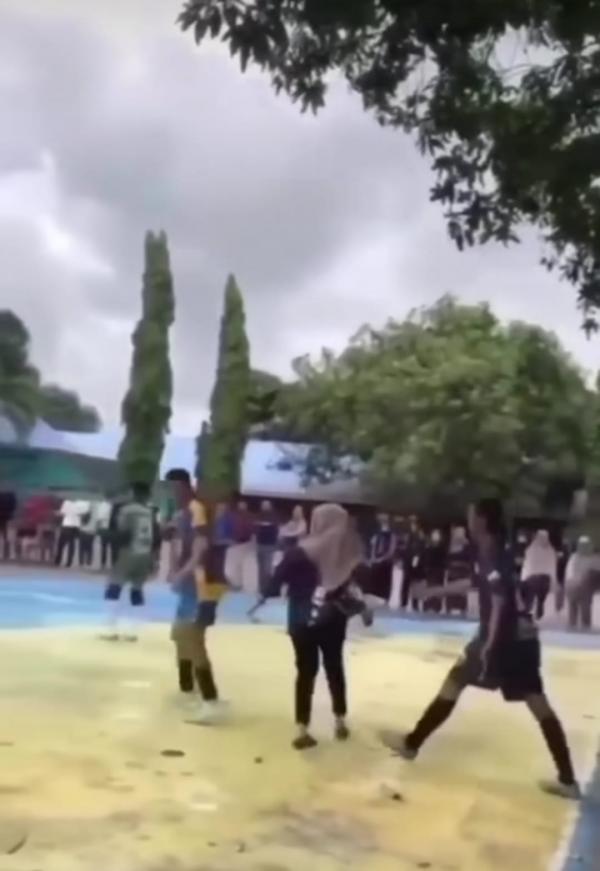 Tak Terima Kekasihnya Dikasari saat Futsal oleh Pemain Lawan, Perempuan Ini Berontak Masuk Lapangan