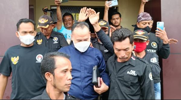 Anggota DPRD Pandeglang  YT Terduga Kasus Penjagal Payudara Diperiksa Polisi