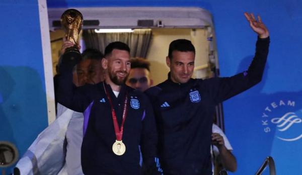 Arak-arakan Trofi Piala Dunia 2022 di Argentina, Messi Nyaris Terjatuh dari Bus
