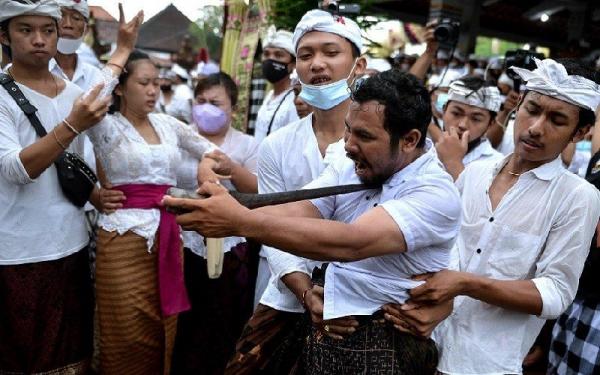 Melihat Ritual Ekstrem Ngurek, Tradisi Masyarakat Bali yang Menegangkan