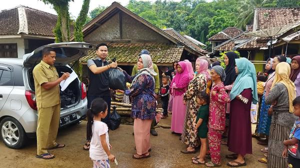 Pemdes Citepuseun Serahkan Bantuan Sembako untuk Korban Banjir Malangnengah