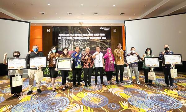 BPJamsostek Surabaya Darmo Serahkan Penghargaan PLKK Award Tahun 2022