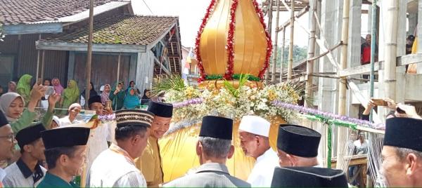 Mahkota Kubah Masjid Darul Muttaqin Dipasang, Warga Dusun Klodran Adakan Kirab