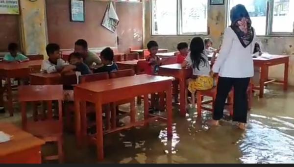 Banjir Rob, Ratusan Siswa SD di Indramayu Kerjakan Ujian Semester di Atas Genangan Air
