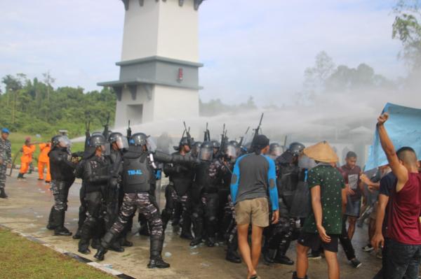 Termakan Isu Hoaks, Ratusan Massa Serang Mako Koarmada III, TNI AL Kerahkan Pasukan Anti Huru-Hara