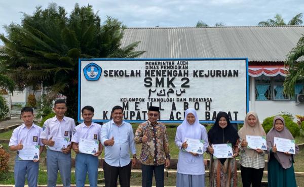 Kunjungi Aceh Barat, Haji Uma Serahkan Sertifikat Beasiswa PIP untuk Siswa SMK 2 Meulaboh