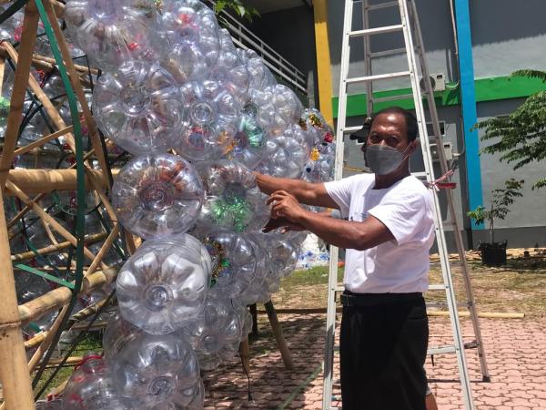 Unik, Pohon Natal Setinggi 6 Meter di Jember Dibuat dari Galon Air Mineral Bekas