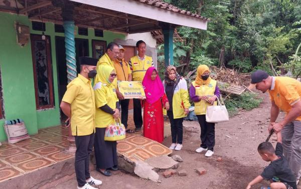 DPD Golkar Jatim Serahkan Rumah Renovasi ke Warga Miskin Korban Bencana