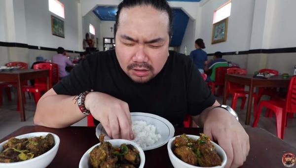 Menjajal Kuliner Ekstrem di Manado, YouTuber Nex Carlos Coba Makan Tikus hingga Piton!