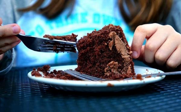 Memahami Sebutan ‘Binge Eating’, Indikasi serta Bahayanya