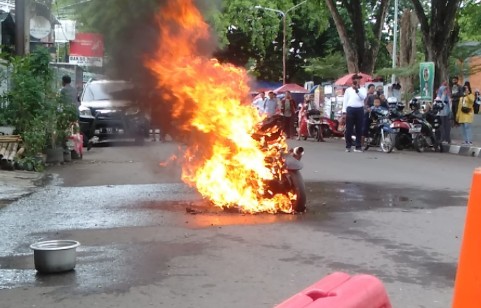 Diduga Korsleting, Sepeda Motor Jenis Matik Hangus Terbakar di Alun-Alun Kesepuhan Cirebon